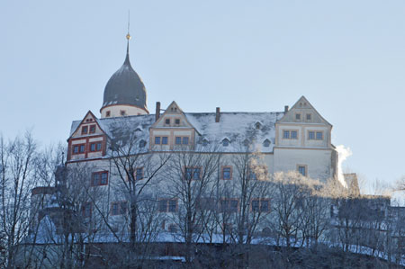 Das Bild zeigt Schloss Rochsburg im Winter, leicht mit Schnee bedeckt.