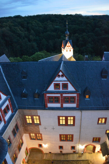 Zu sehen der abendliche Blick vom Bergfried der Rochsburg in das romantische Muldental